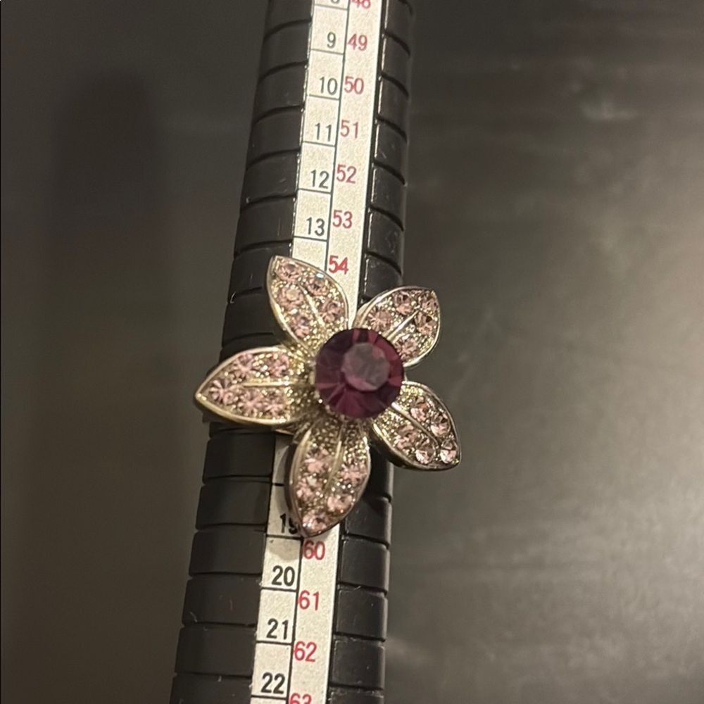Elegant Rhinestone Floral Ring - Picture 5 of 5
